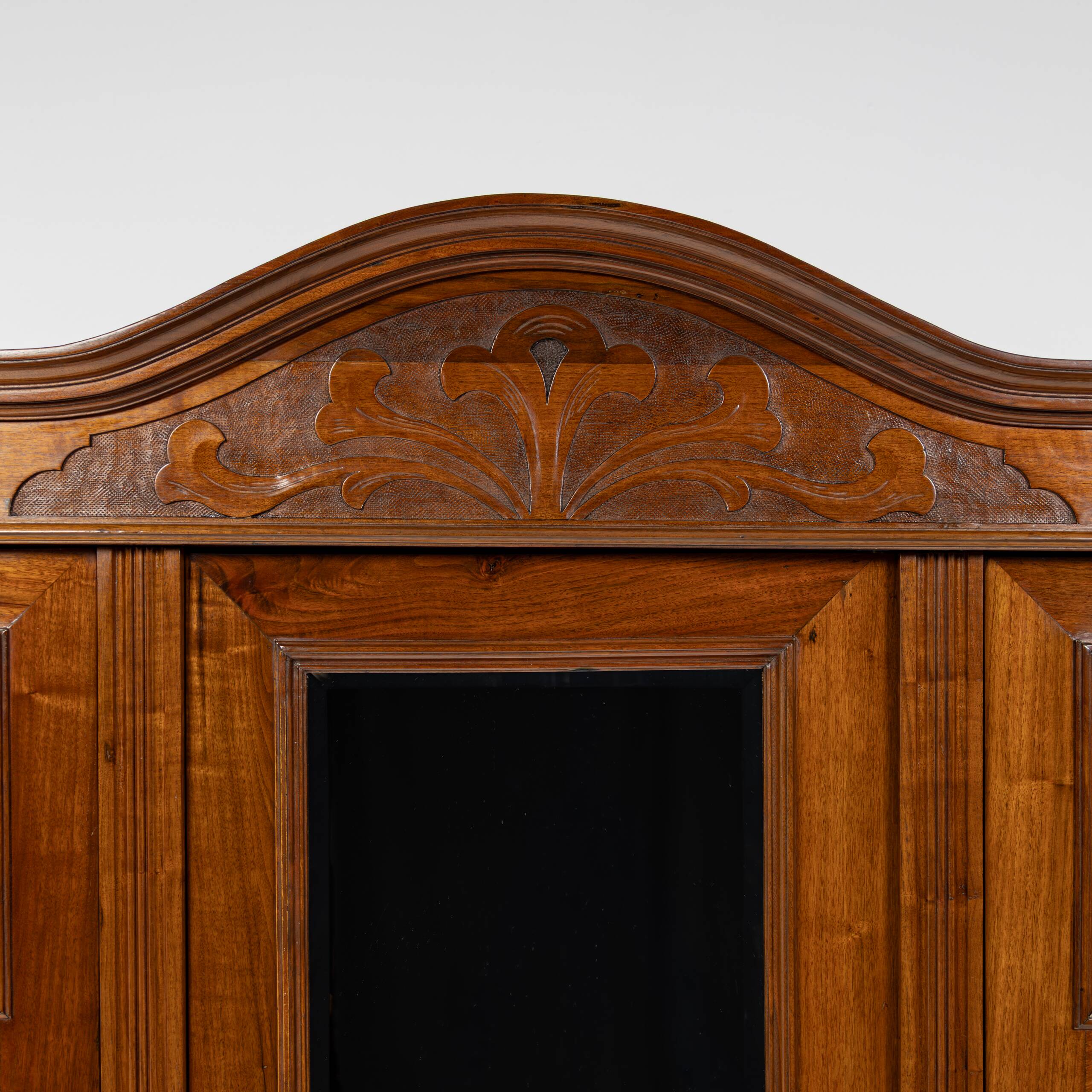 Art Nouveau wardrobe in walnut and pine - 1900-1915