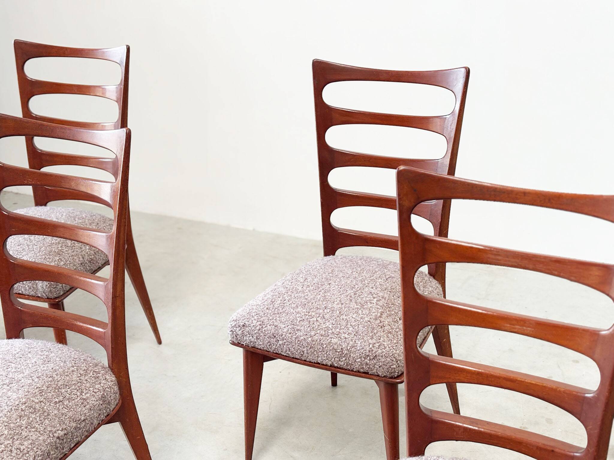 Ensemble de six chaises de salle à manger par Gaston Poisson