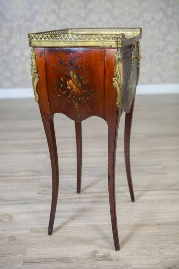 Table de nuit en noyer Louis XV