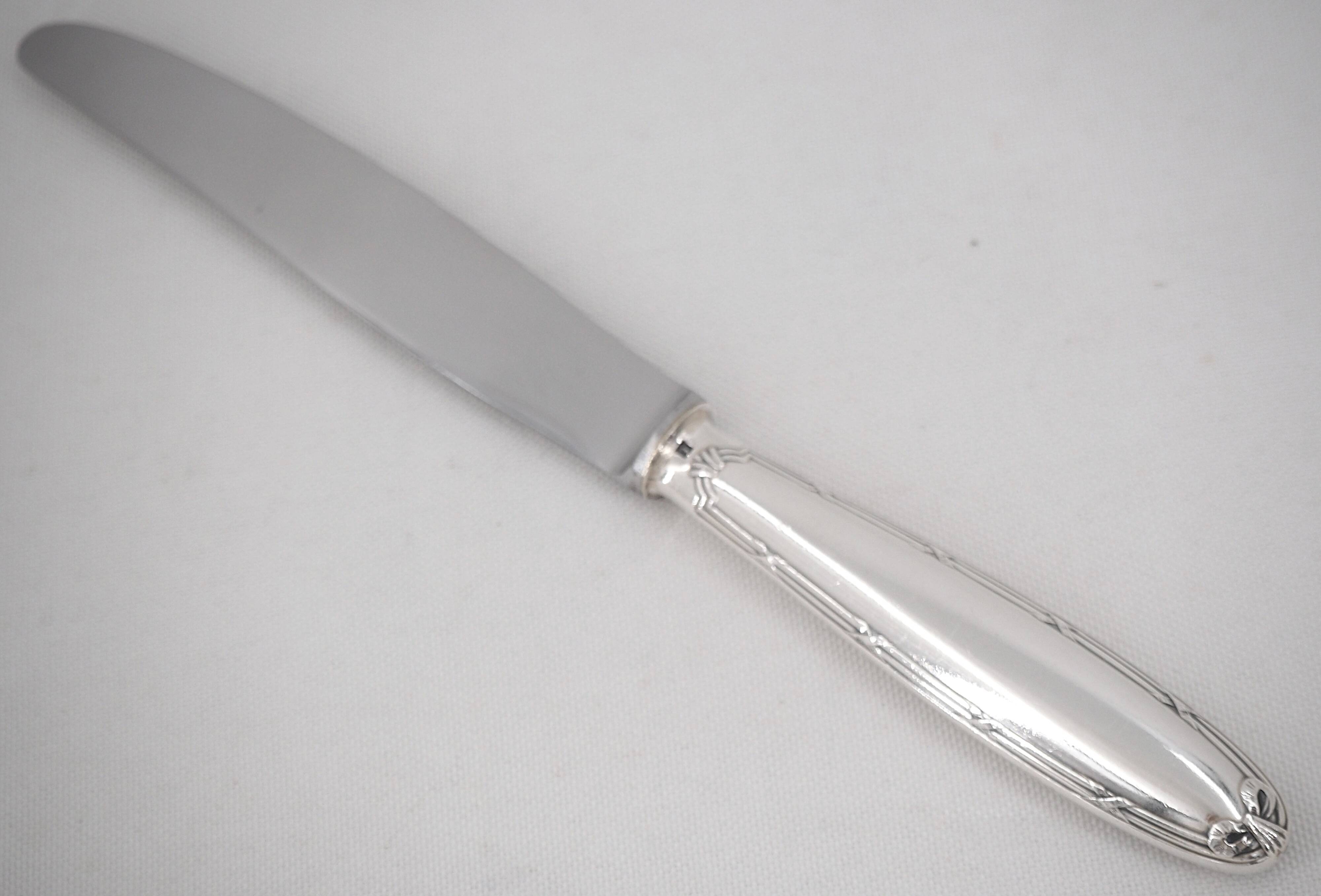 Christofle Rubans, 10 silver-plated table knives, in excellent condition.