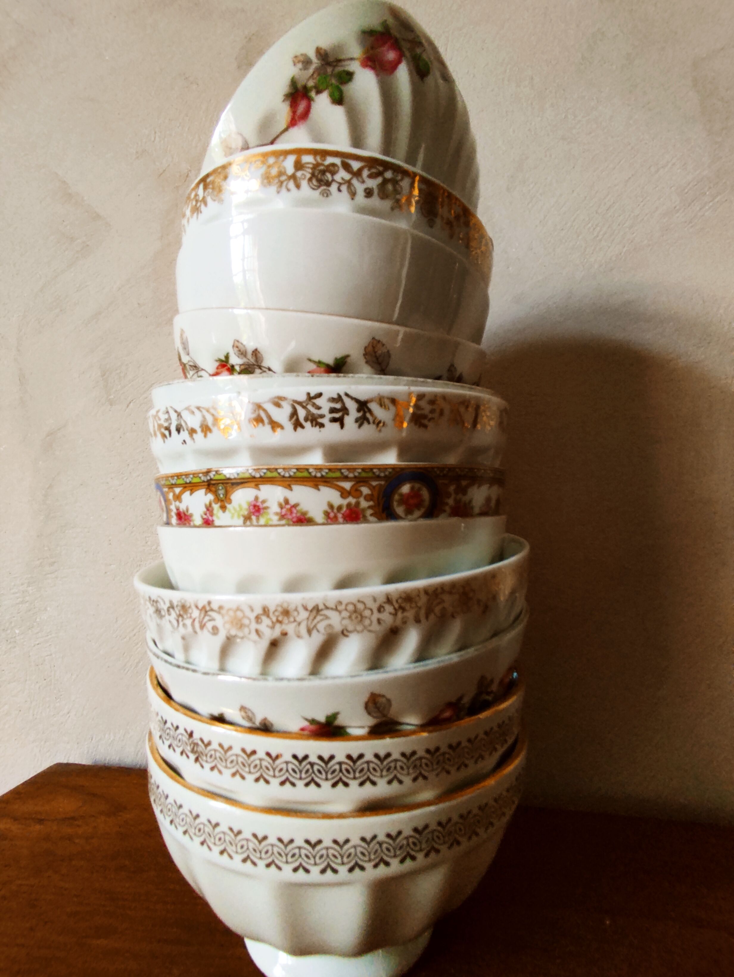 Set of 12 mismatched porcelain bowls