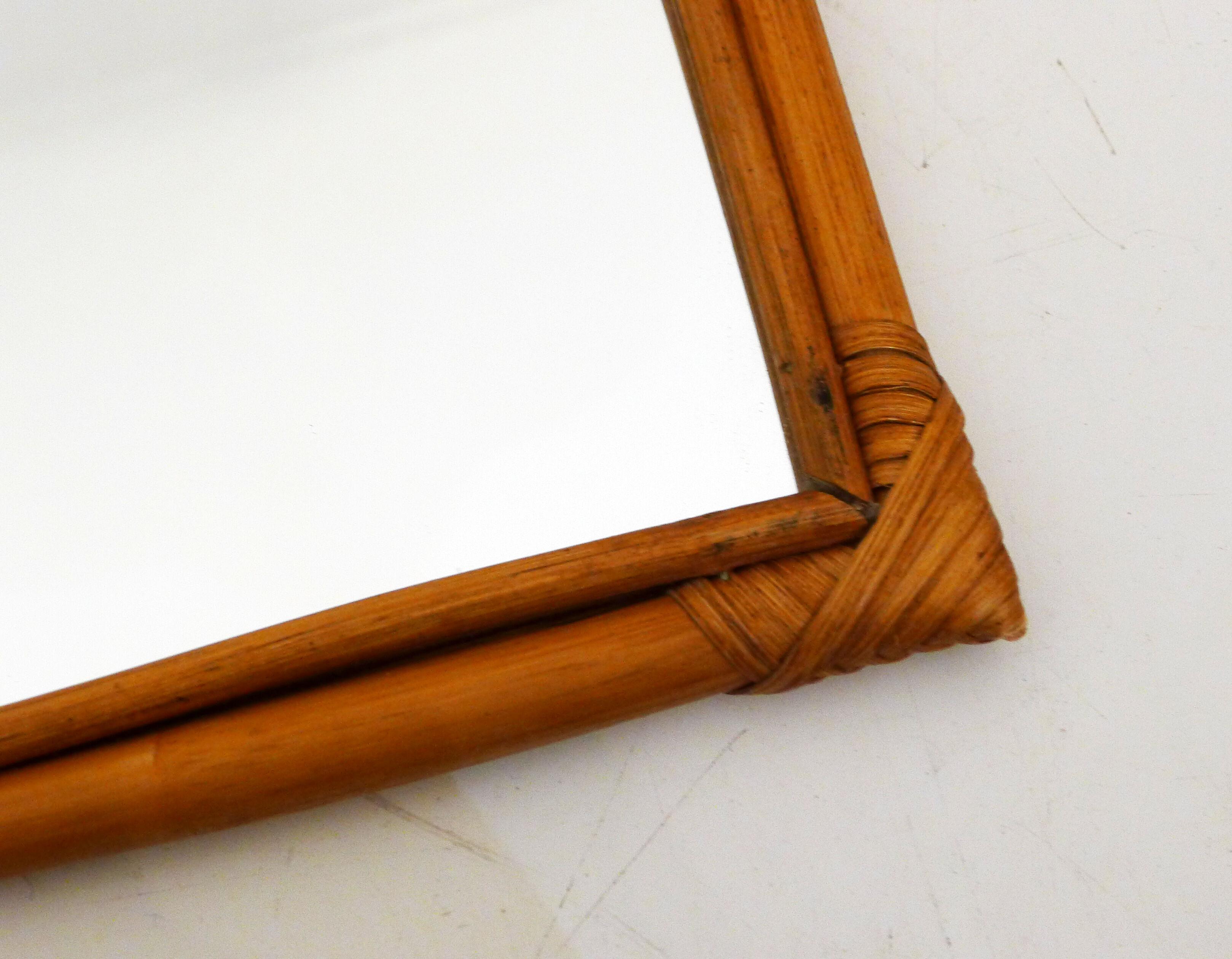 Rounded wall mirror in rattan 35x45cm