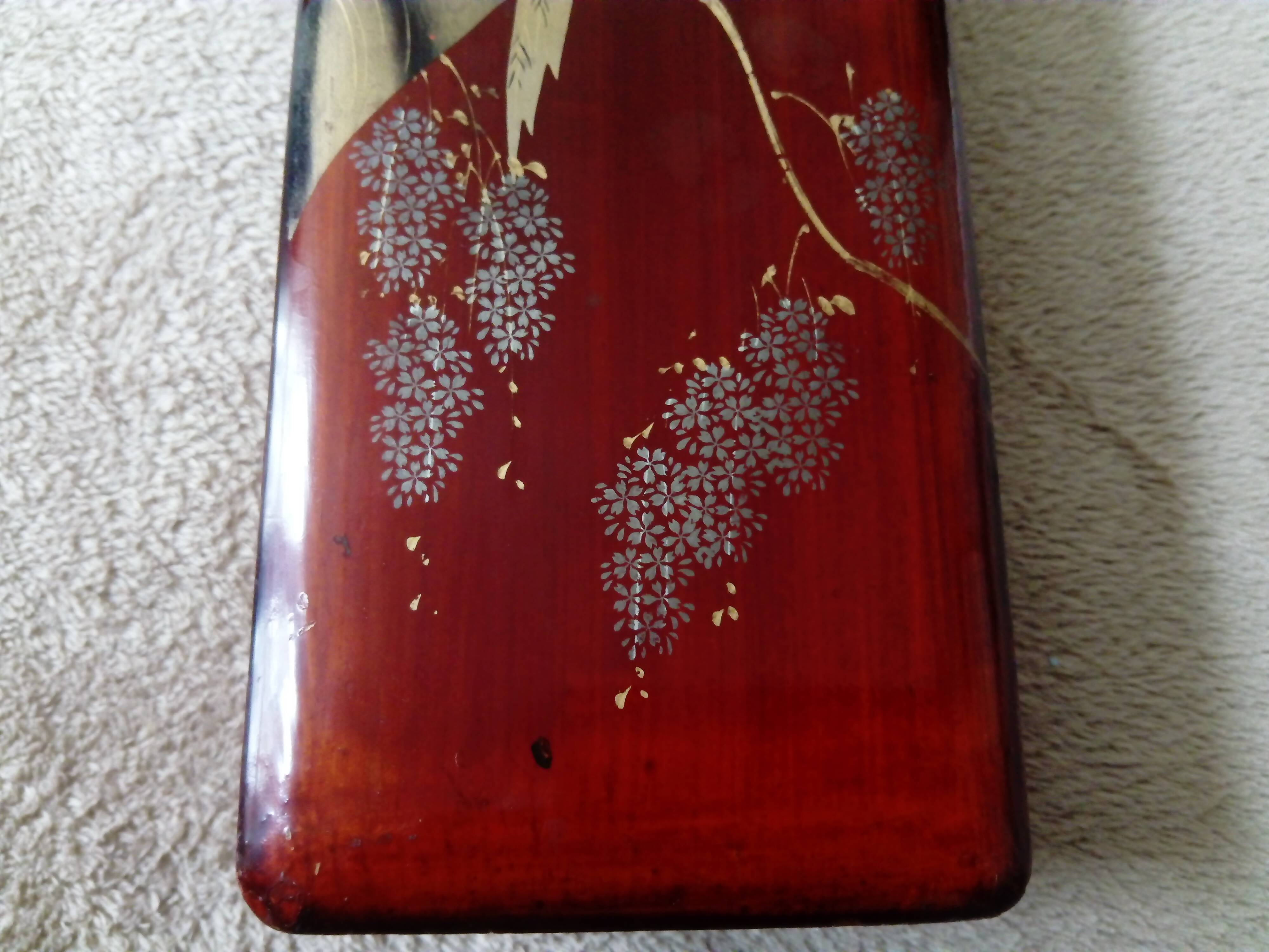 Glove box in lacquered wood decorated with 2 birds under wisteria