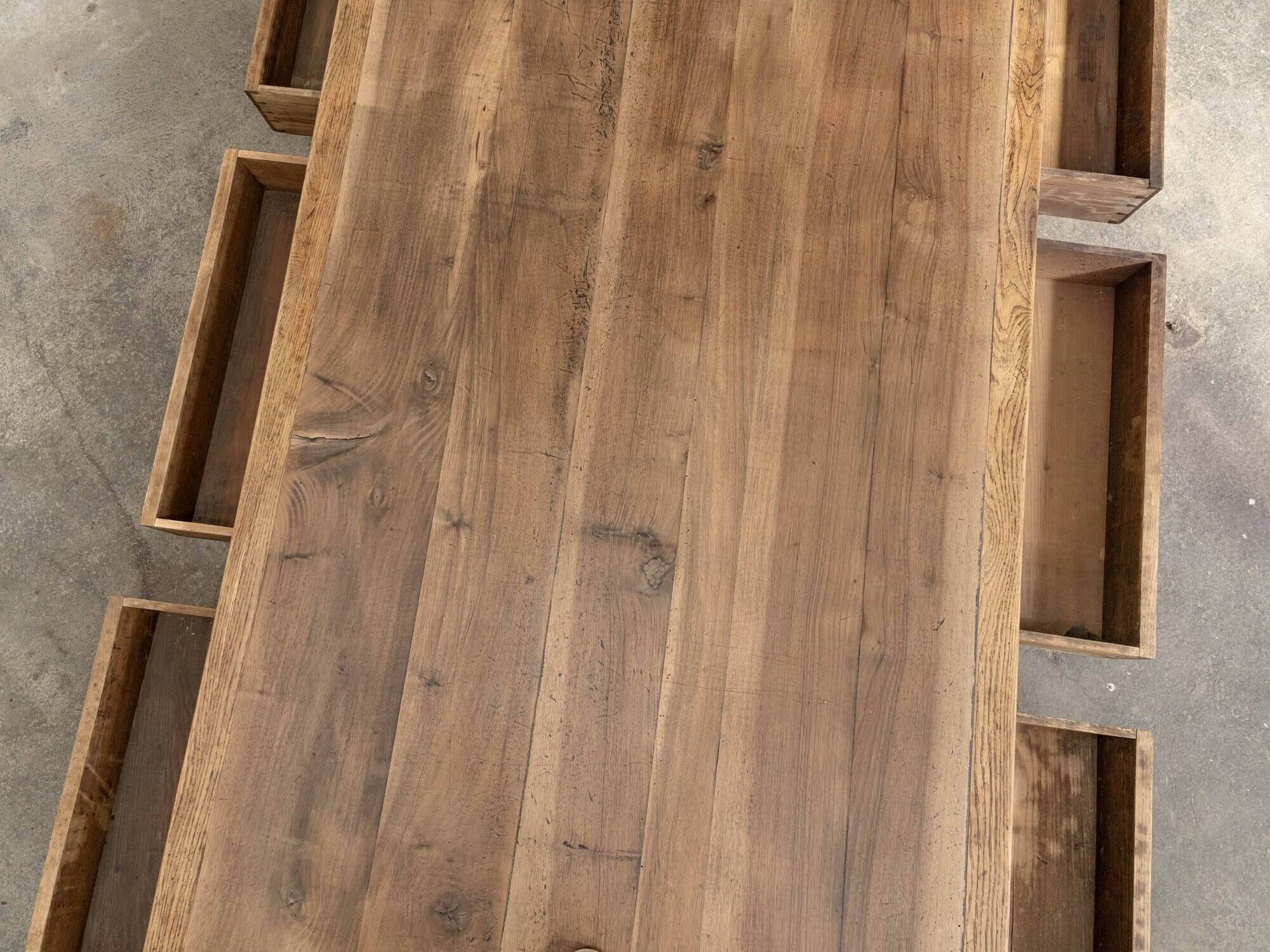 Exceptional oak coffee table, antique draper's table from the 19th century.