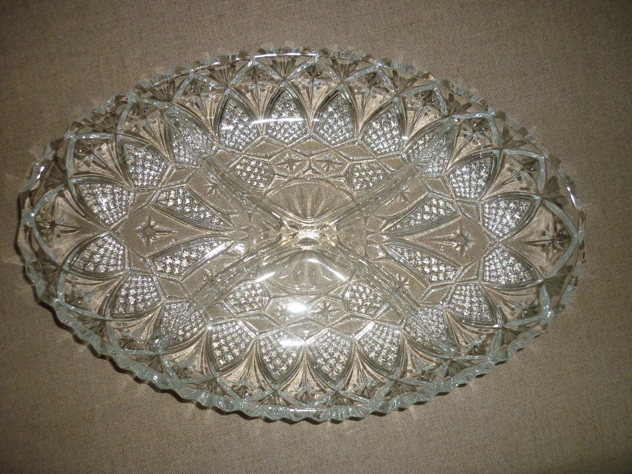Oval compartmentalized plate in transparent glass