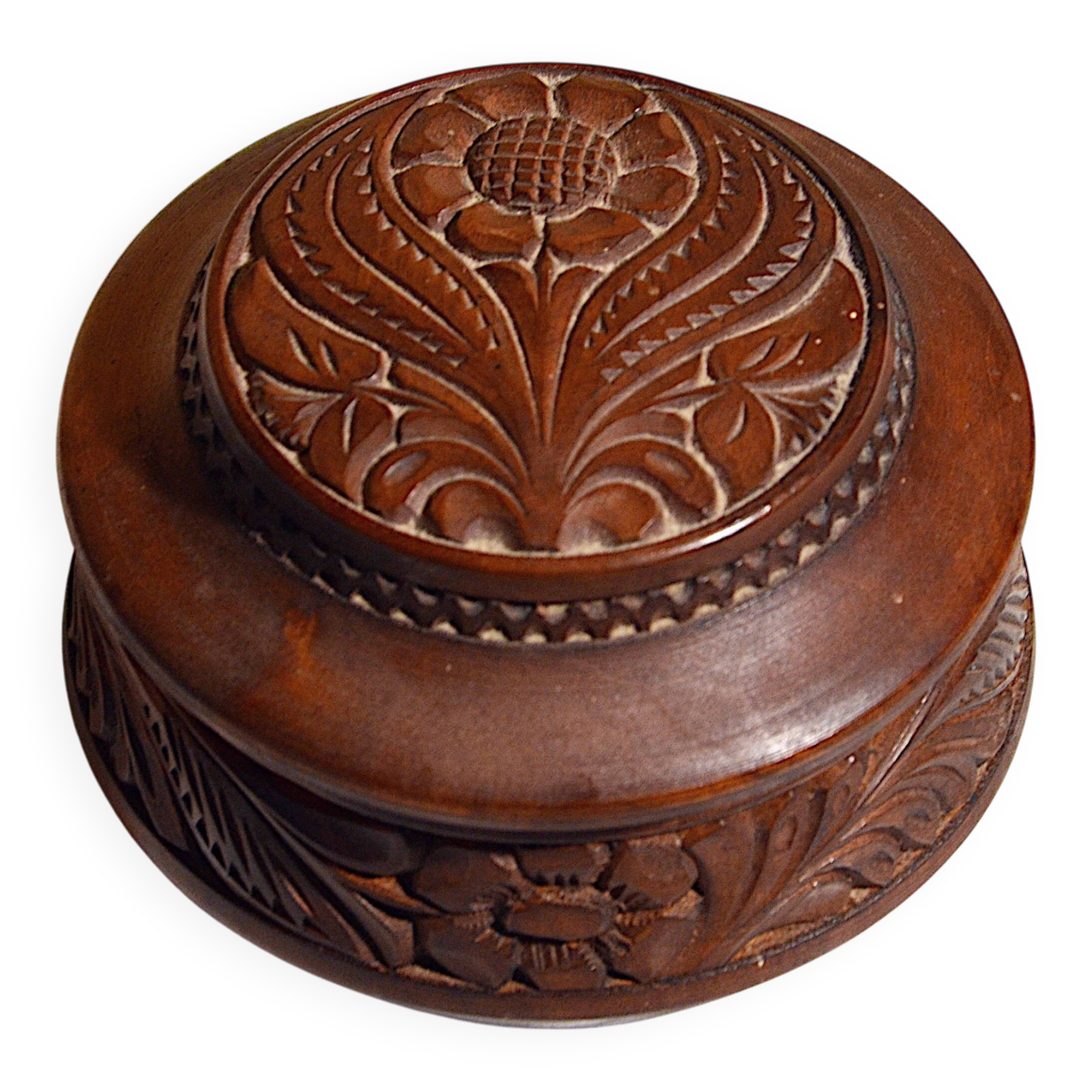 Round wooden box in cherry wood, turned and carved, floral pattern, 12x10cm.
