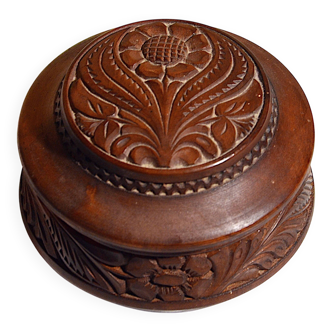 Round wooden box in cherry wood, turned and carved, floral pattern, 12x10cm.