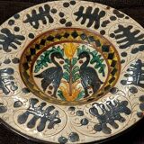Ceramic plate with graffito stylised birds in the Pesaro Faenza style, early 1900s.