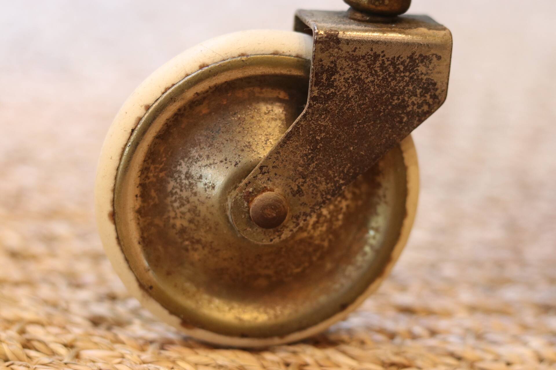 Desserte roulante vintage en laiton et teck – années 50