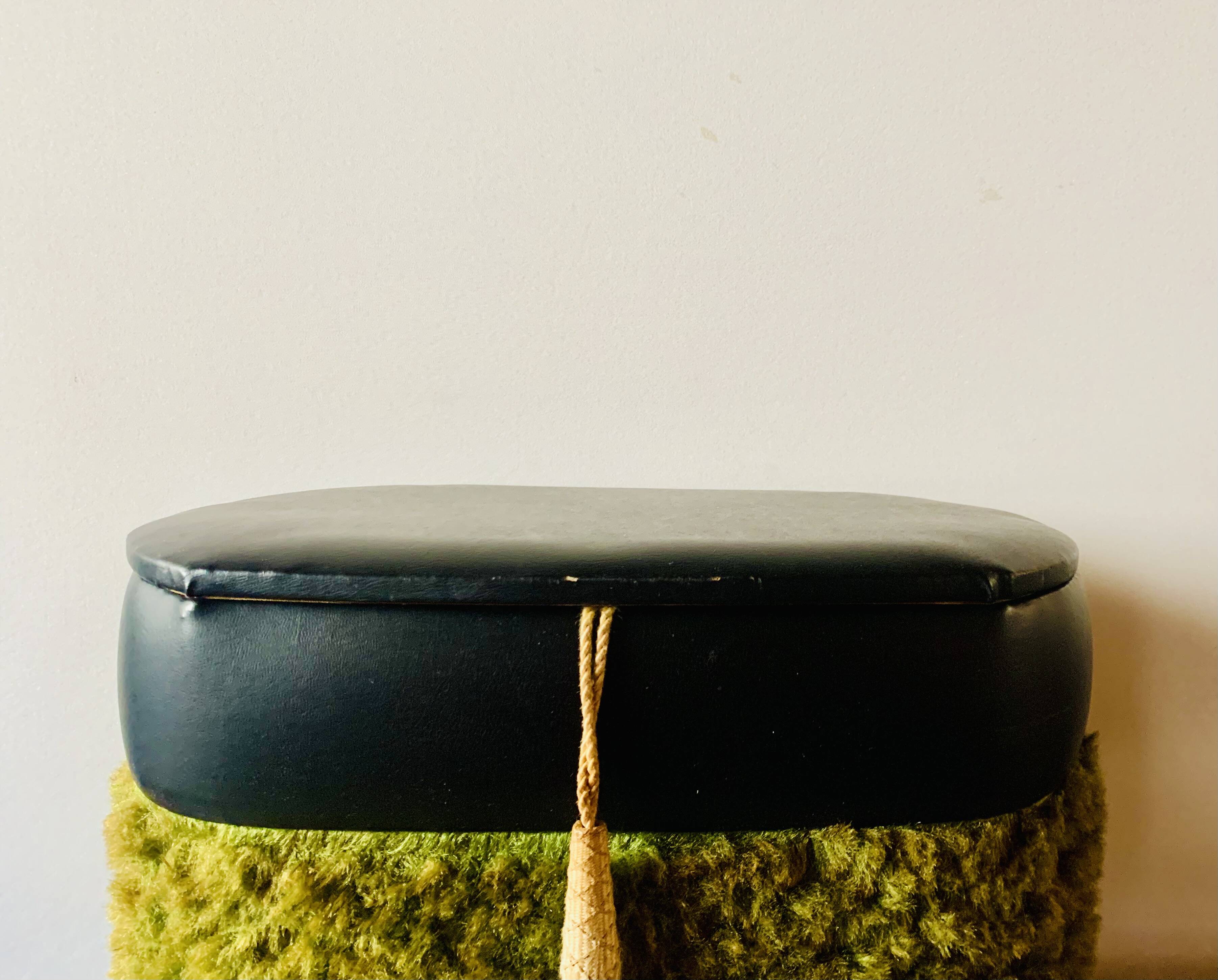 Vintage moumoute chest pouf