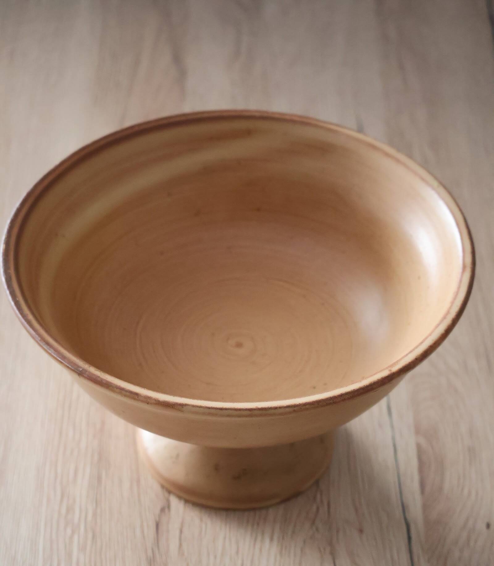 Compotier or fruit bowl on round terracotta base