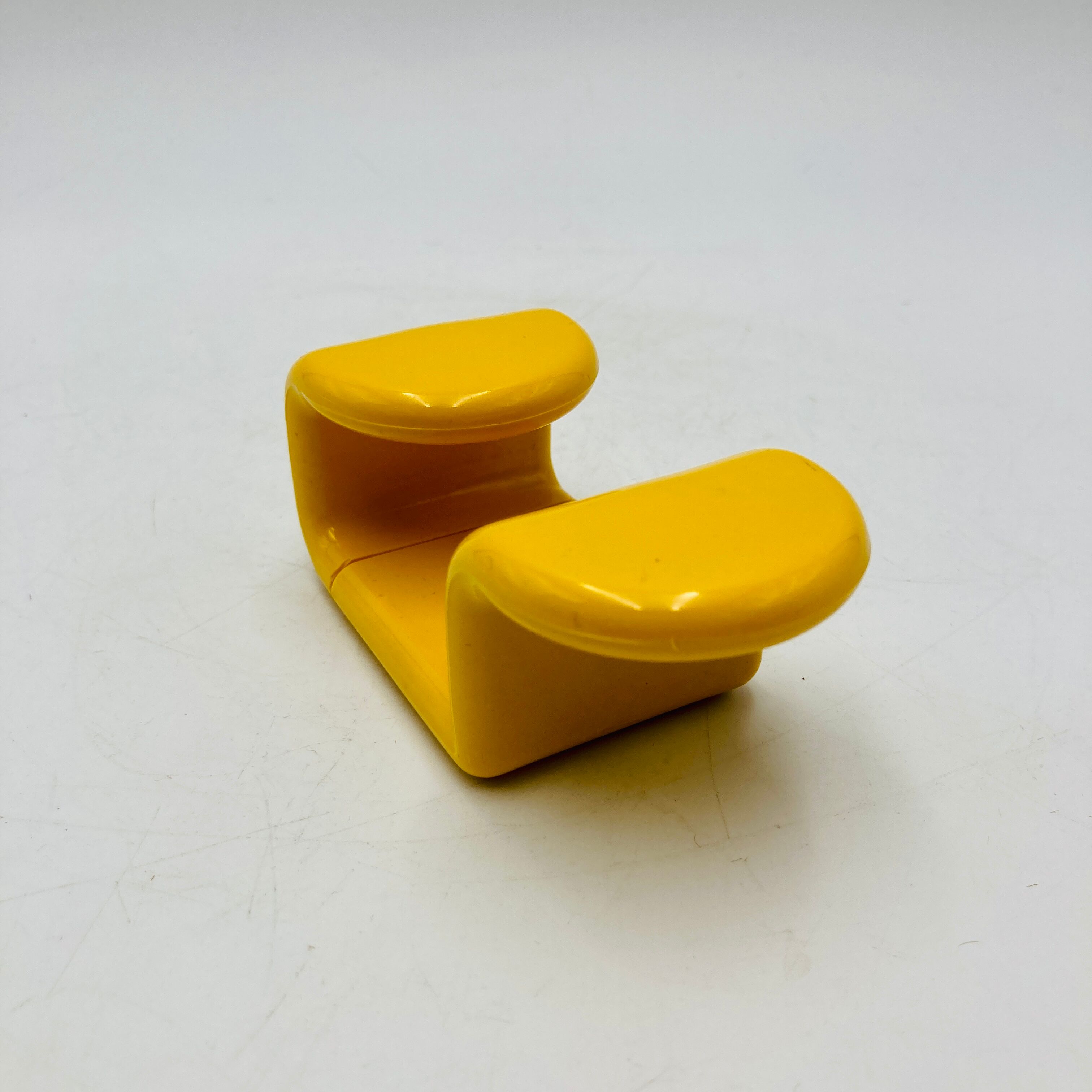 Yellow plastic hooks, design A. Rossari, Gedy edition.