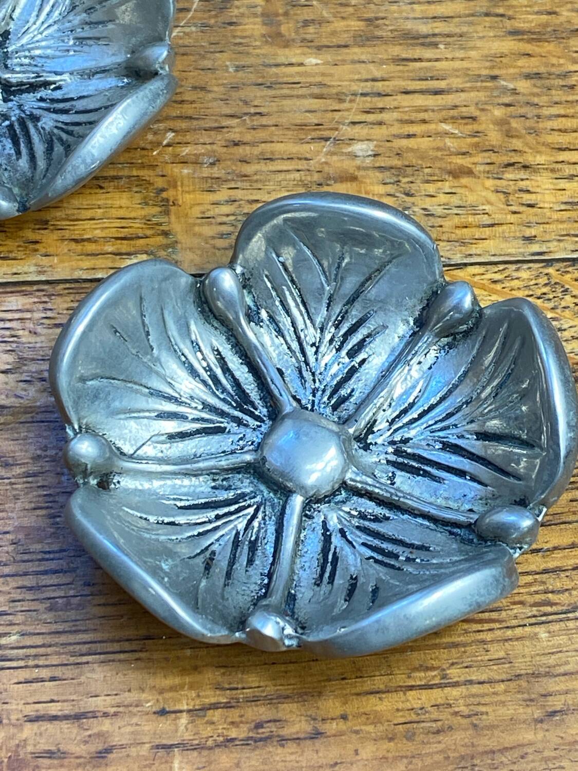 Mini lotus ashtrays in silver-plated metal