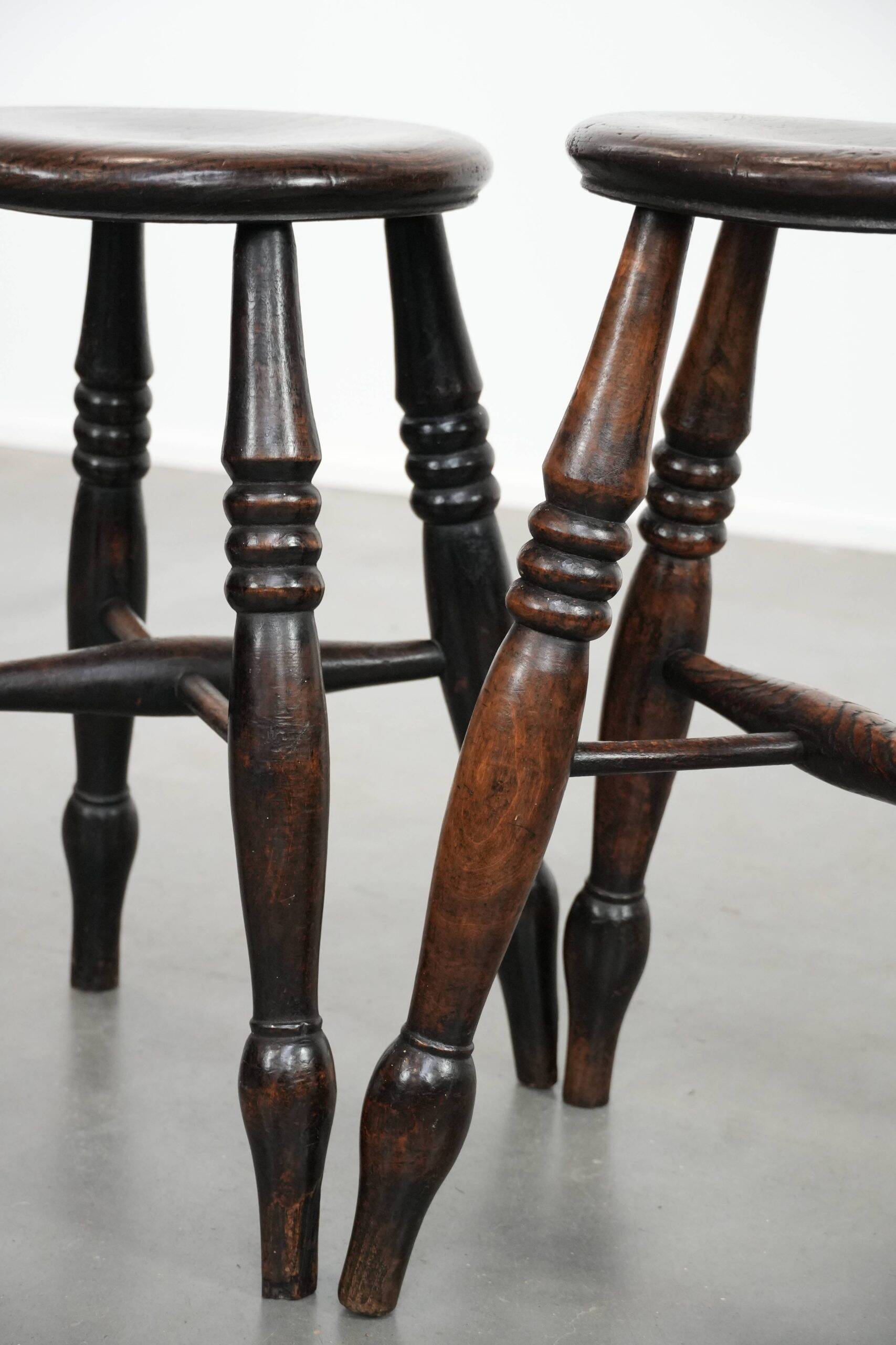 Ensemble de deux tabourets Windsor anglais anciens et intemporels du XVIIIe siècle, présentant une superbe patine.