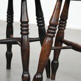 Ensemble de deux tabourets Windsor anglais anciens et intemporels du XVIIIe siècle, présentant une superbe patine.