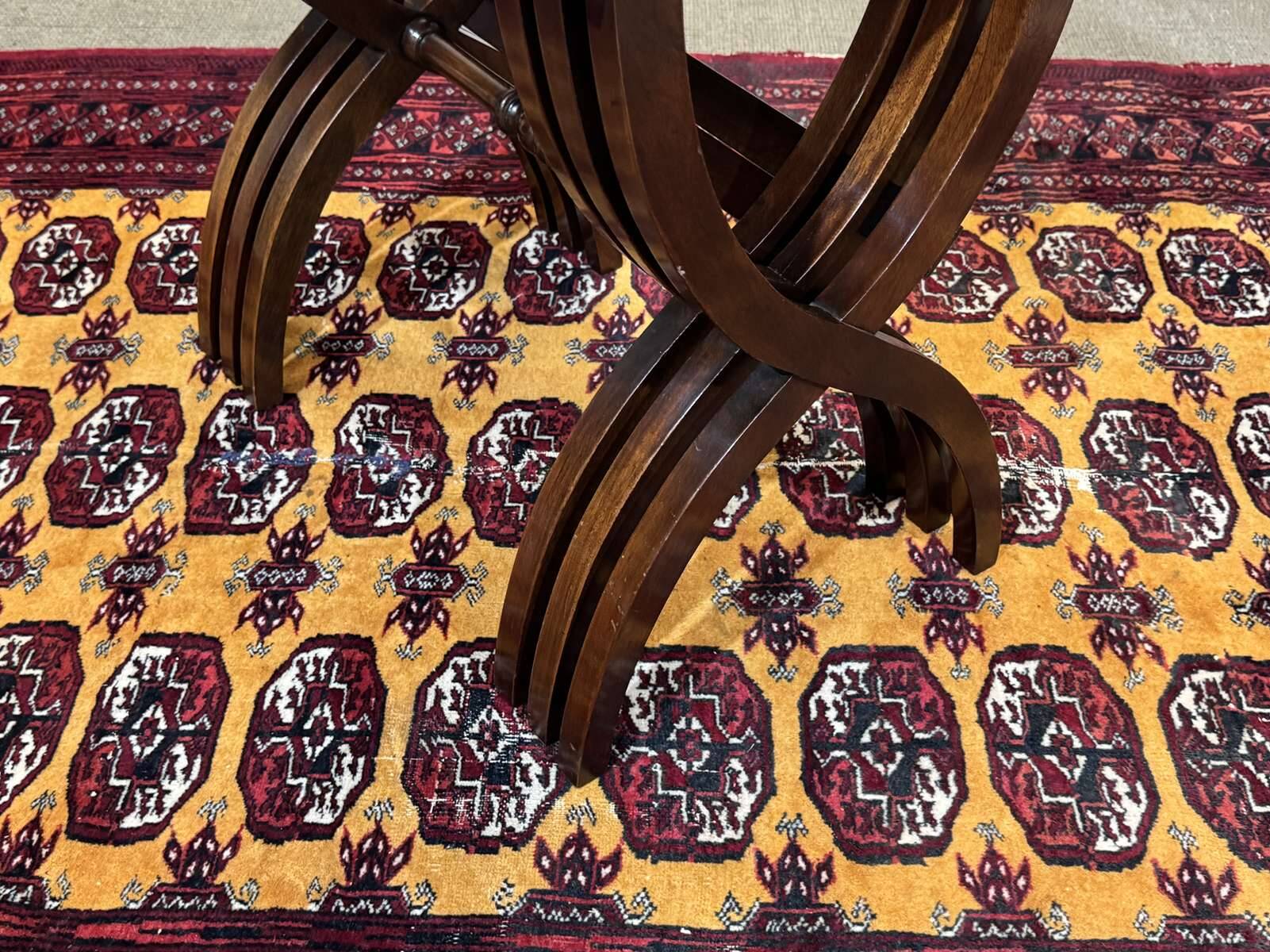 Suite de tables gigognes anglaises en acajou des années 1950
