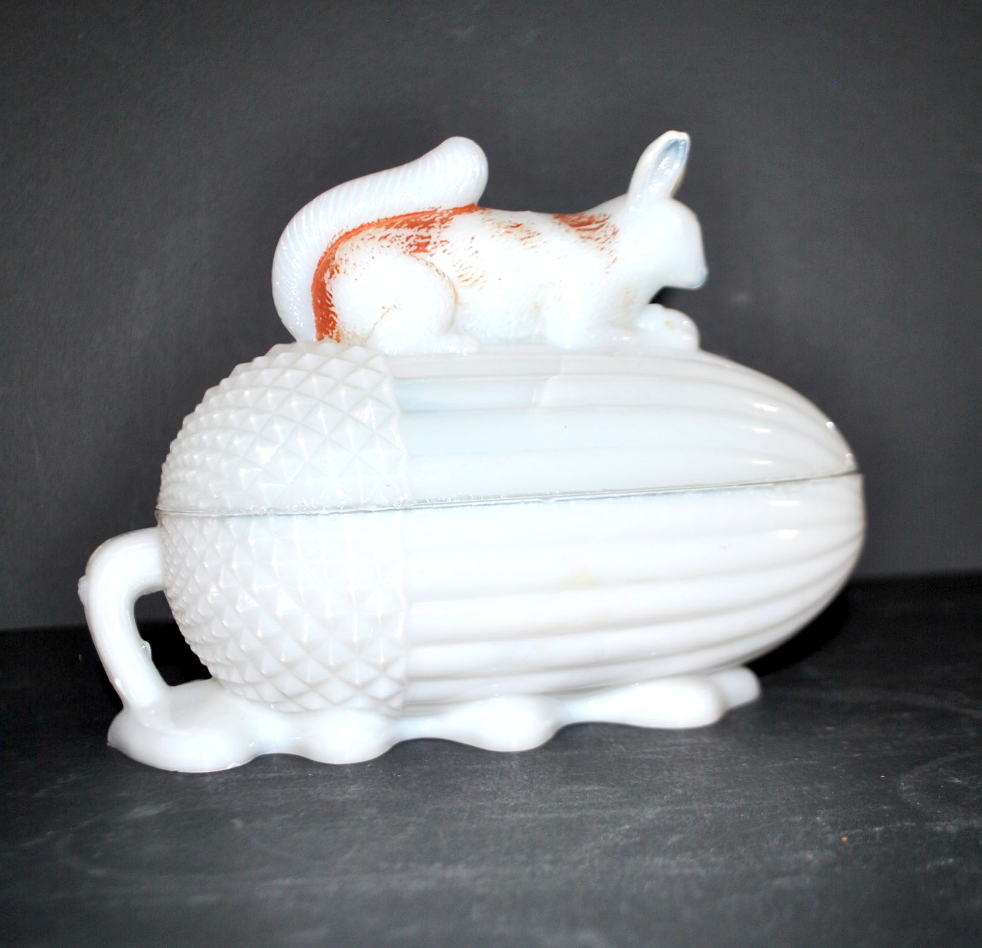 Sucrier écureuil en opaline blanche Vallerysthal, 1910