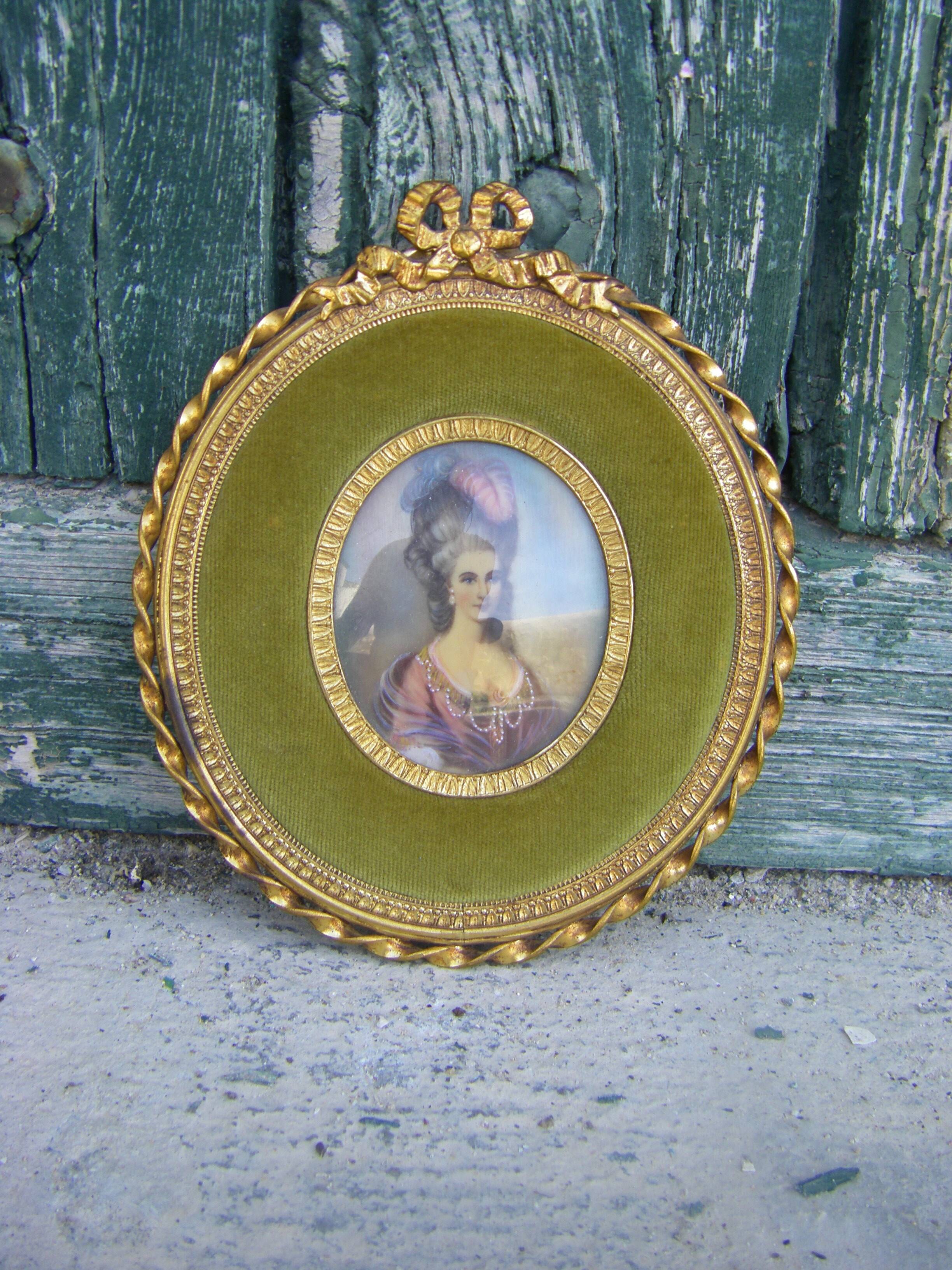 Portrait miniature medallion
