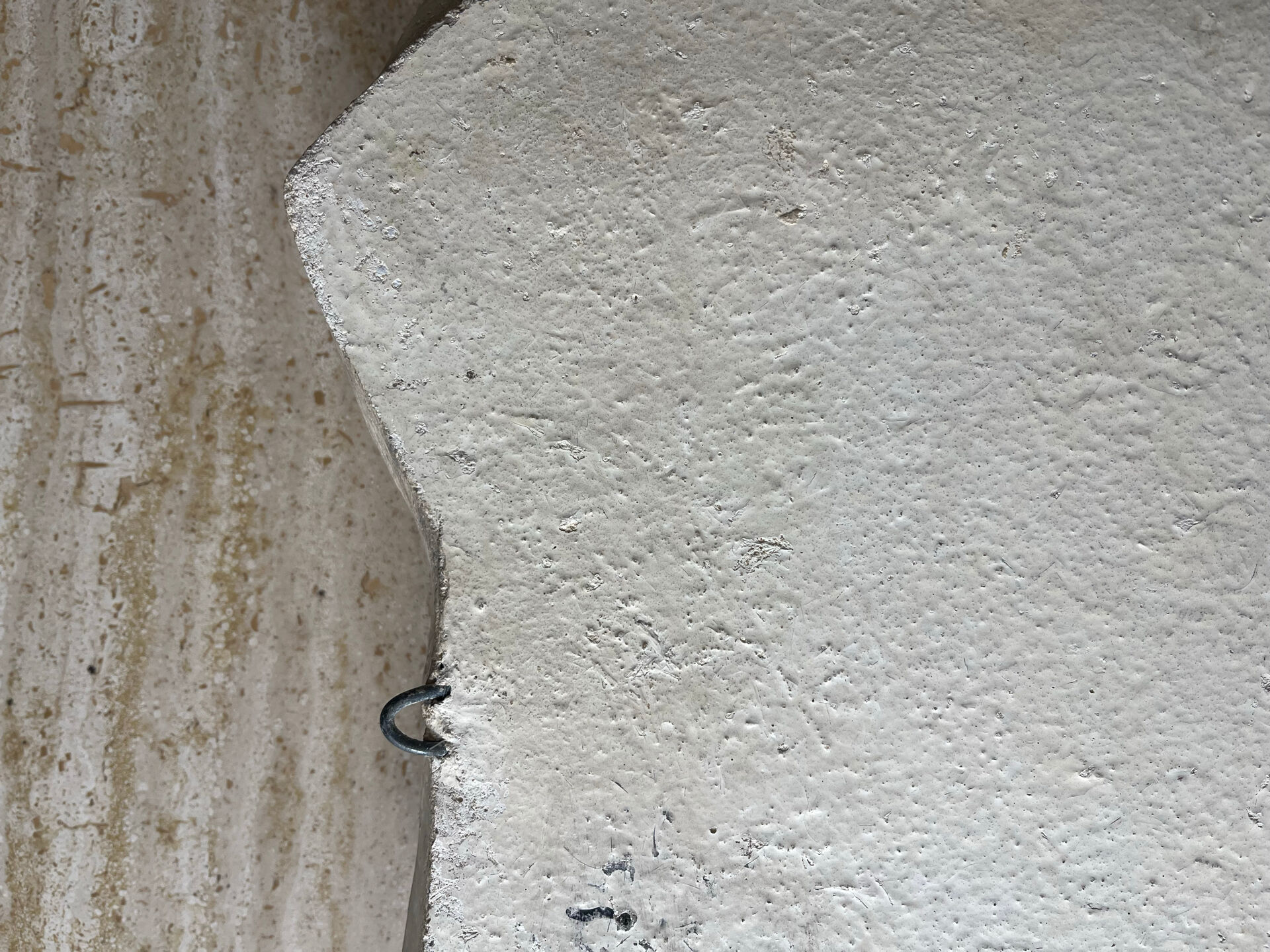 Bas-relief en plâtre patiné