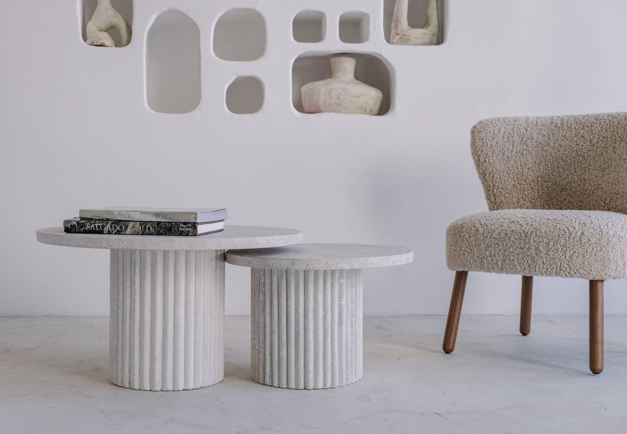 Tables basses gigognes rondes Omega en travertin naturel