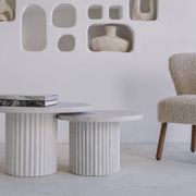 Tables basses gigognes rondes Omega en travertin naturel