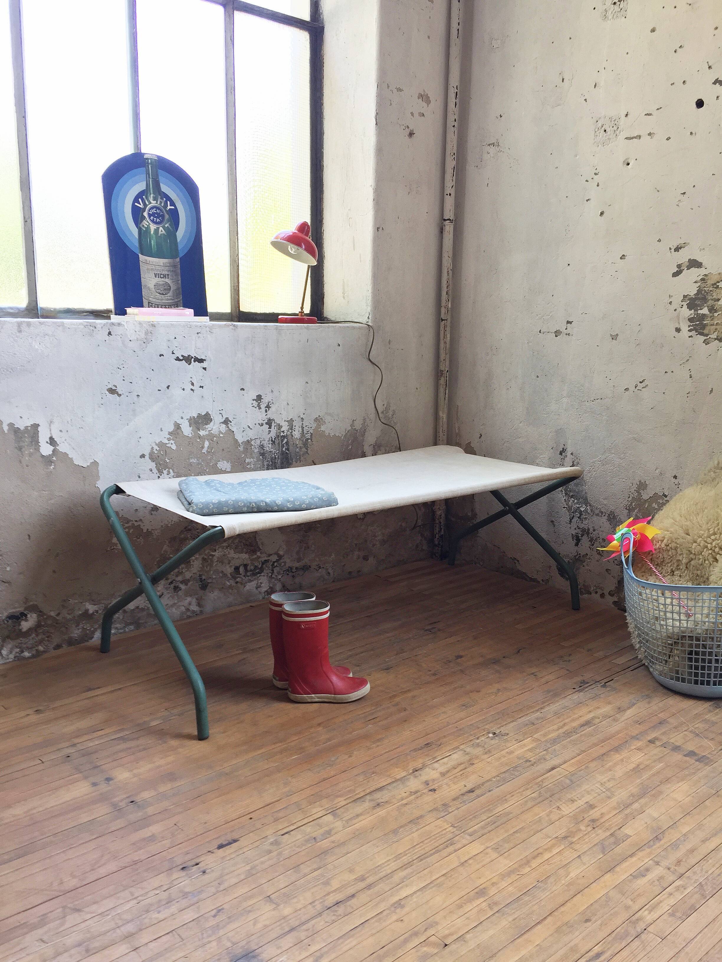 Maternal folding camp bed