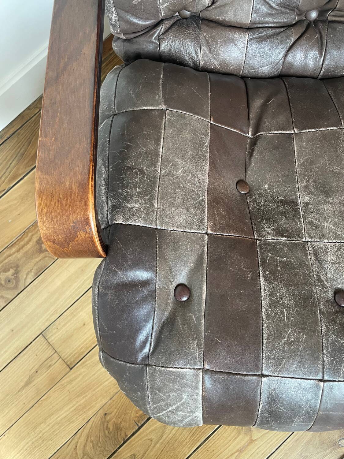 1970s Scandinavian armchair in curved laminated wood with a leather seat.