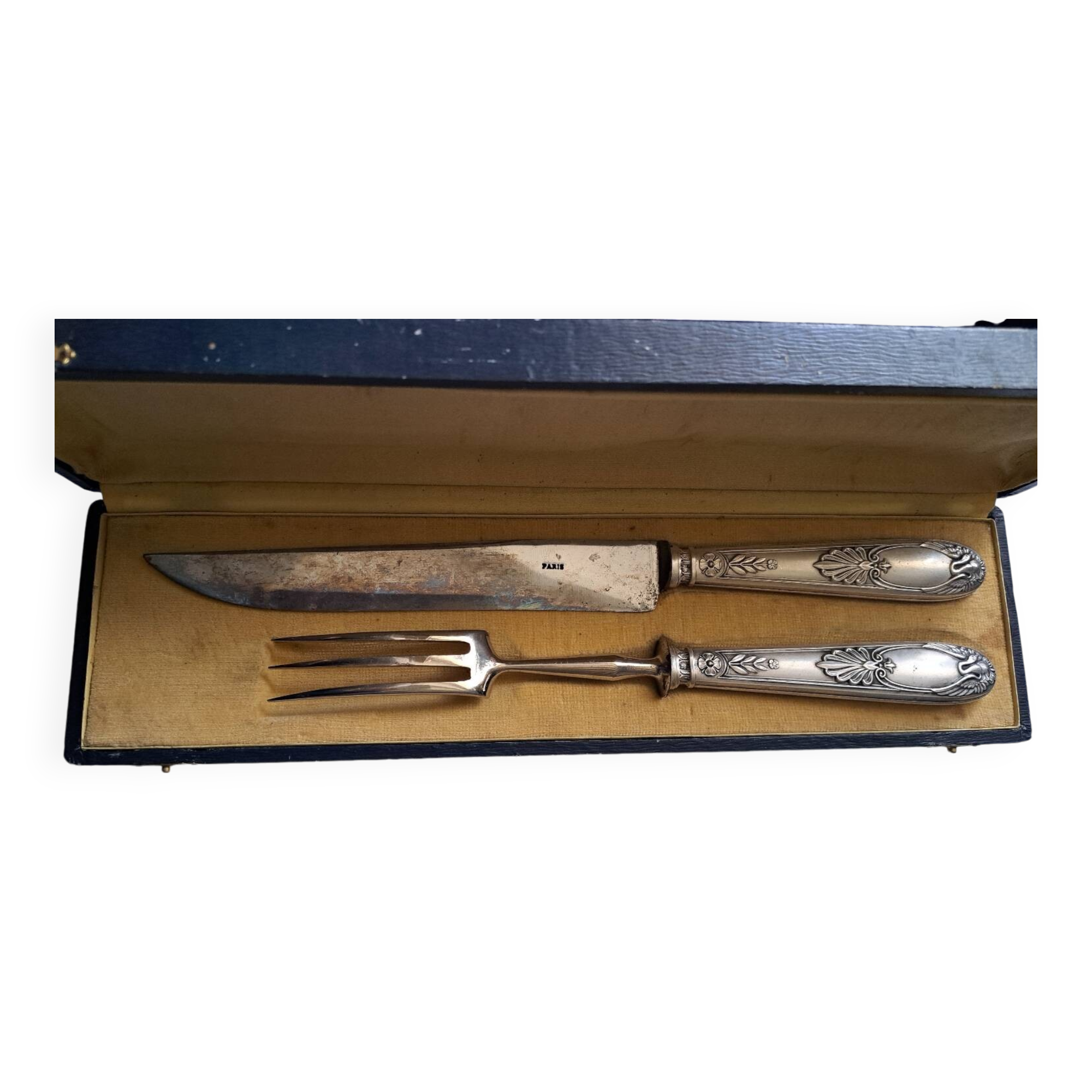 Silver-plated leg of lamb cutlery.
