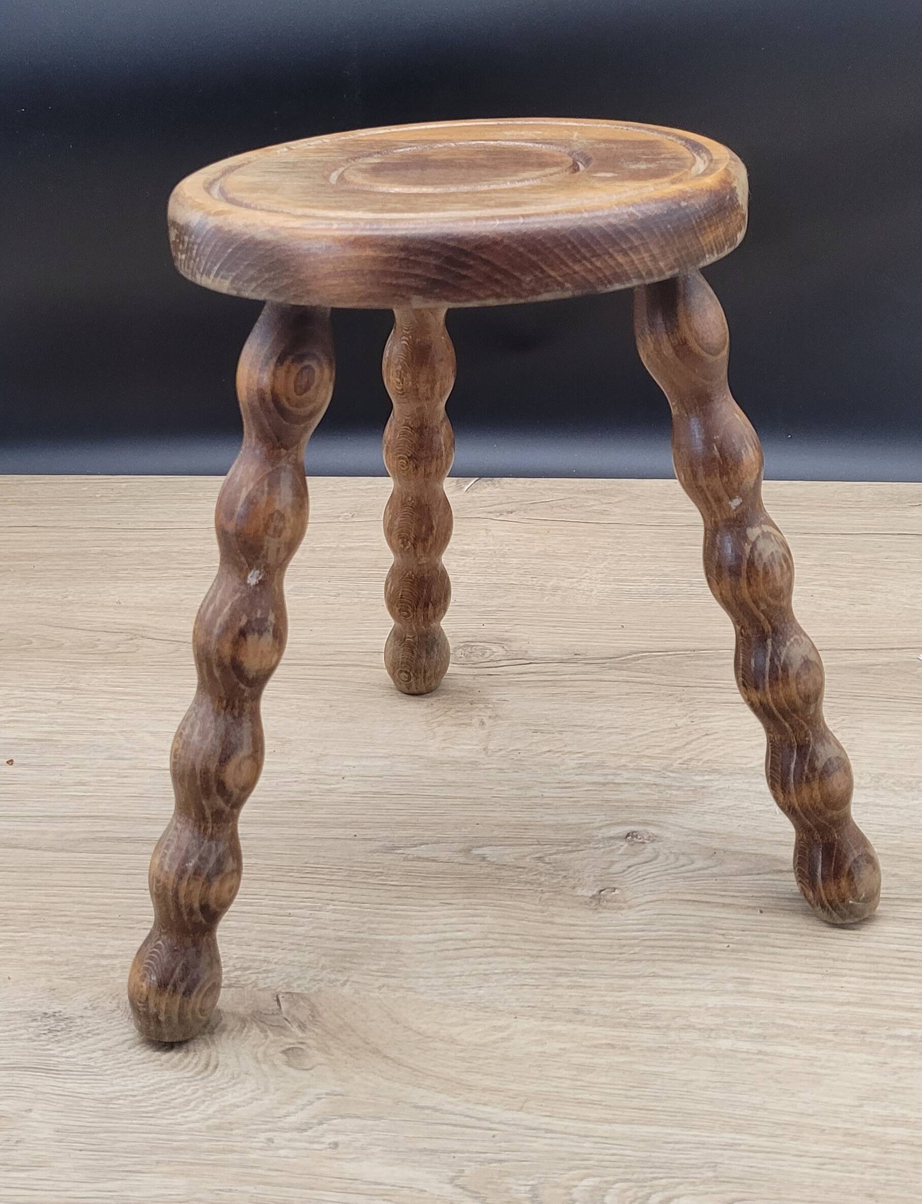 Tabouret tripode pieds boules