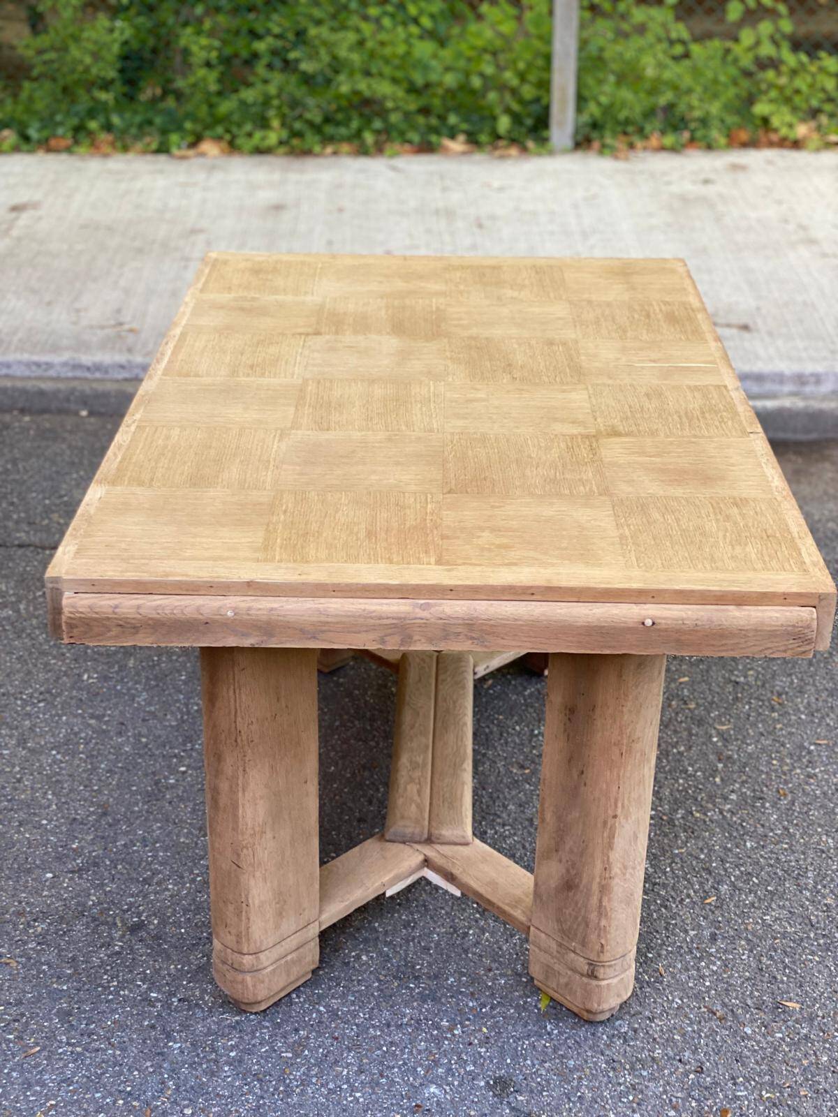 Table à manger brutaliste extensible décapée en chêne campagne chic 1950