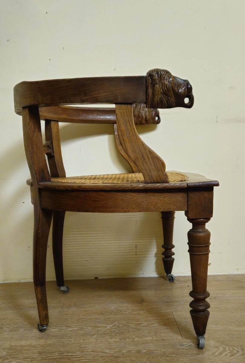 Fauteuil de bureau style Renaissance ancien en bois sculpté et assise cannée