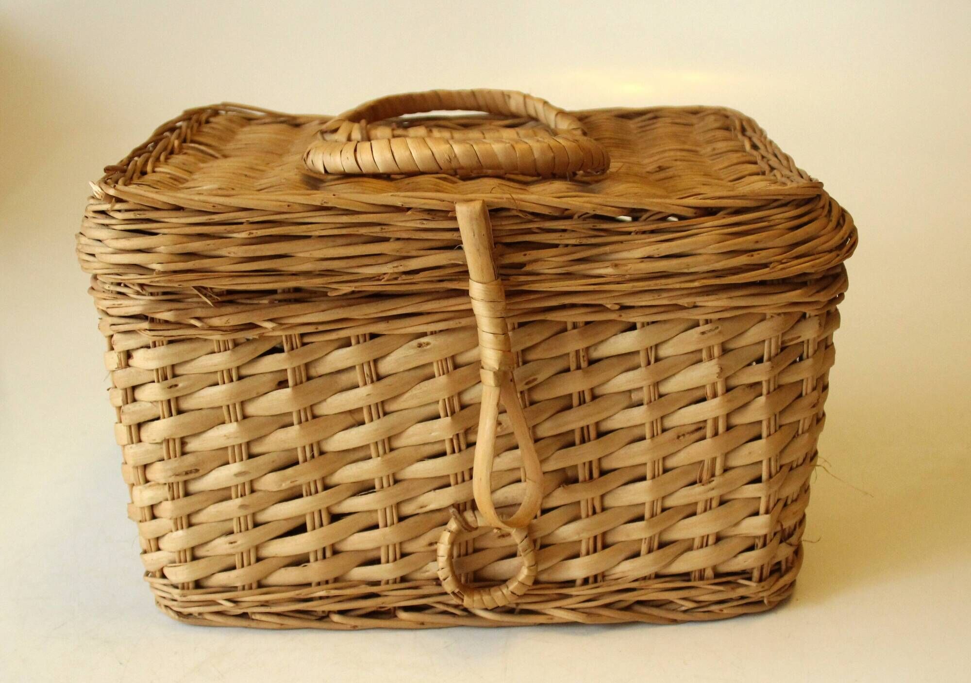 Braided rattan basket with lid, jewelry box, vintage from the 1970s
