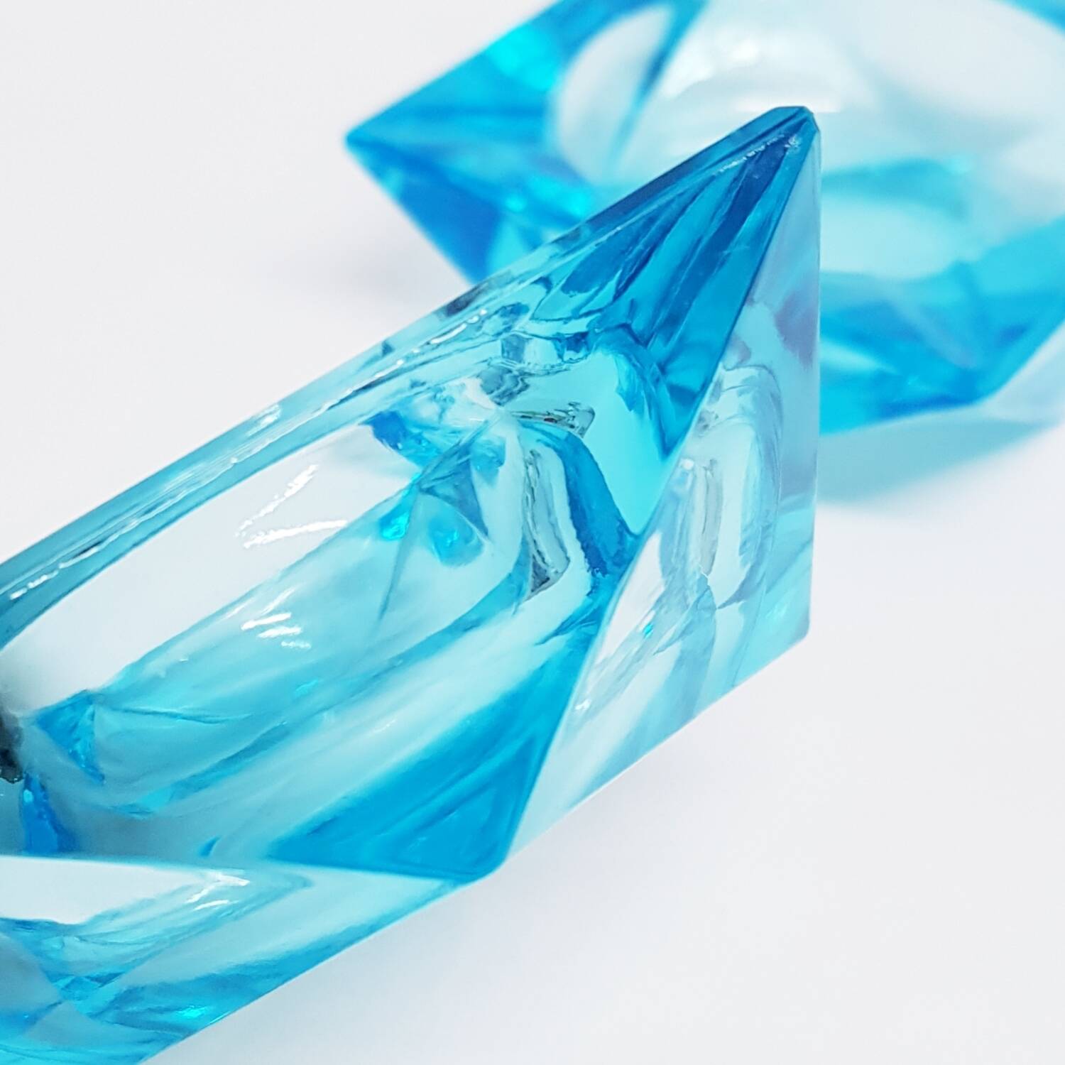 2 cendriers prismes en cristal de Bohème bleu tchécoslovaque