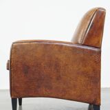 Fauteuil design en cuir de mouton vintage confortable avec un look robuste
