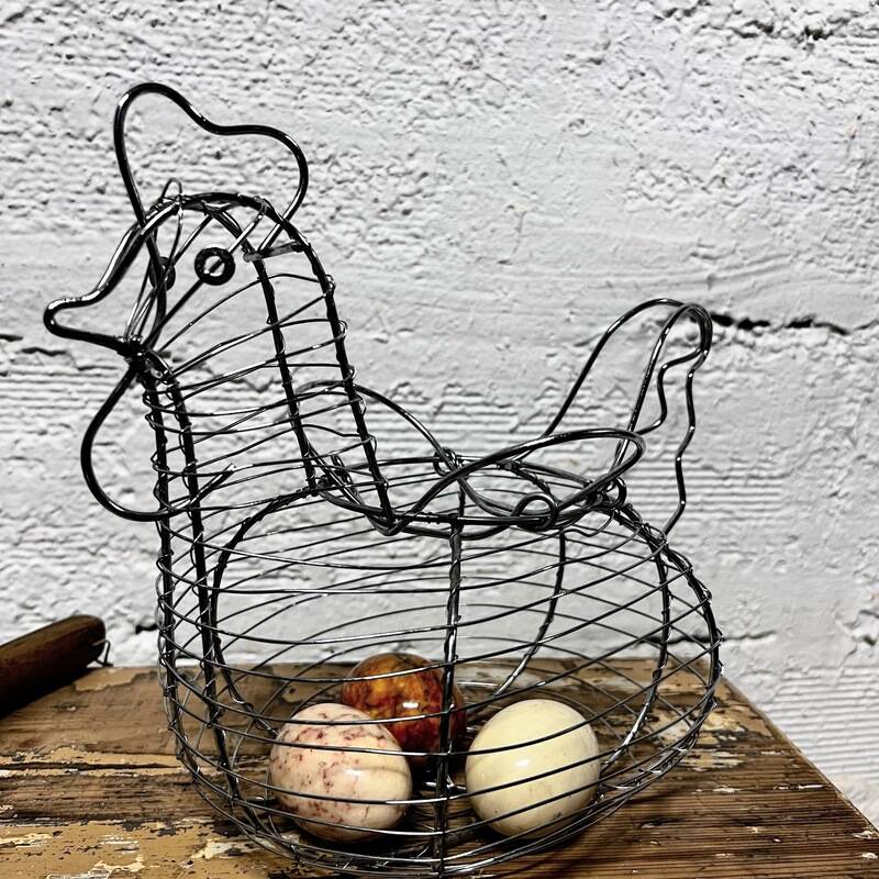Chicken-shaped wire basket
