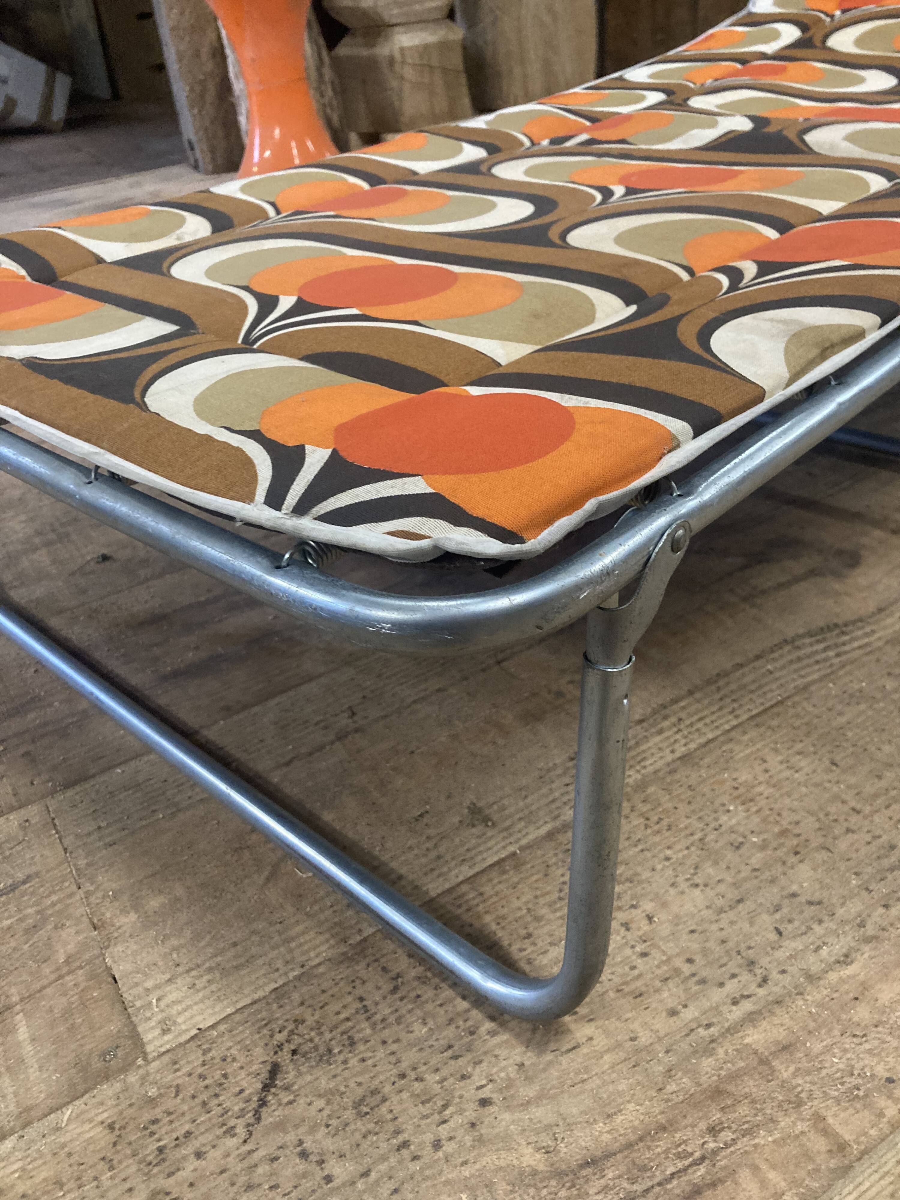 1970 orange pattern / chaise longue / vintage camp bed in metal and fabric