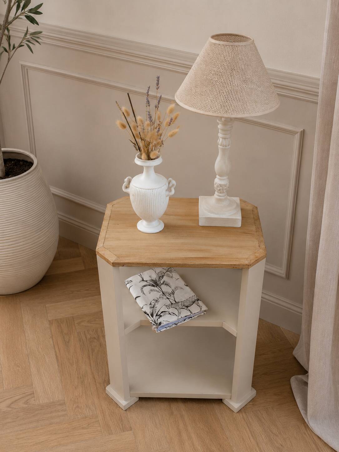 Bouts de canapé, meuble d'appoint vintage réenchanté en beige.