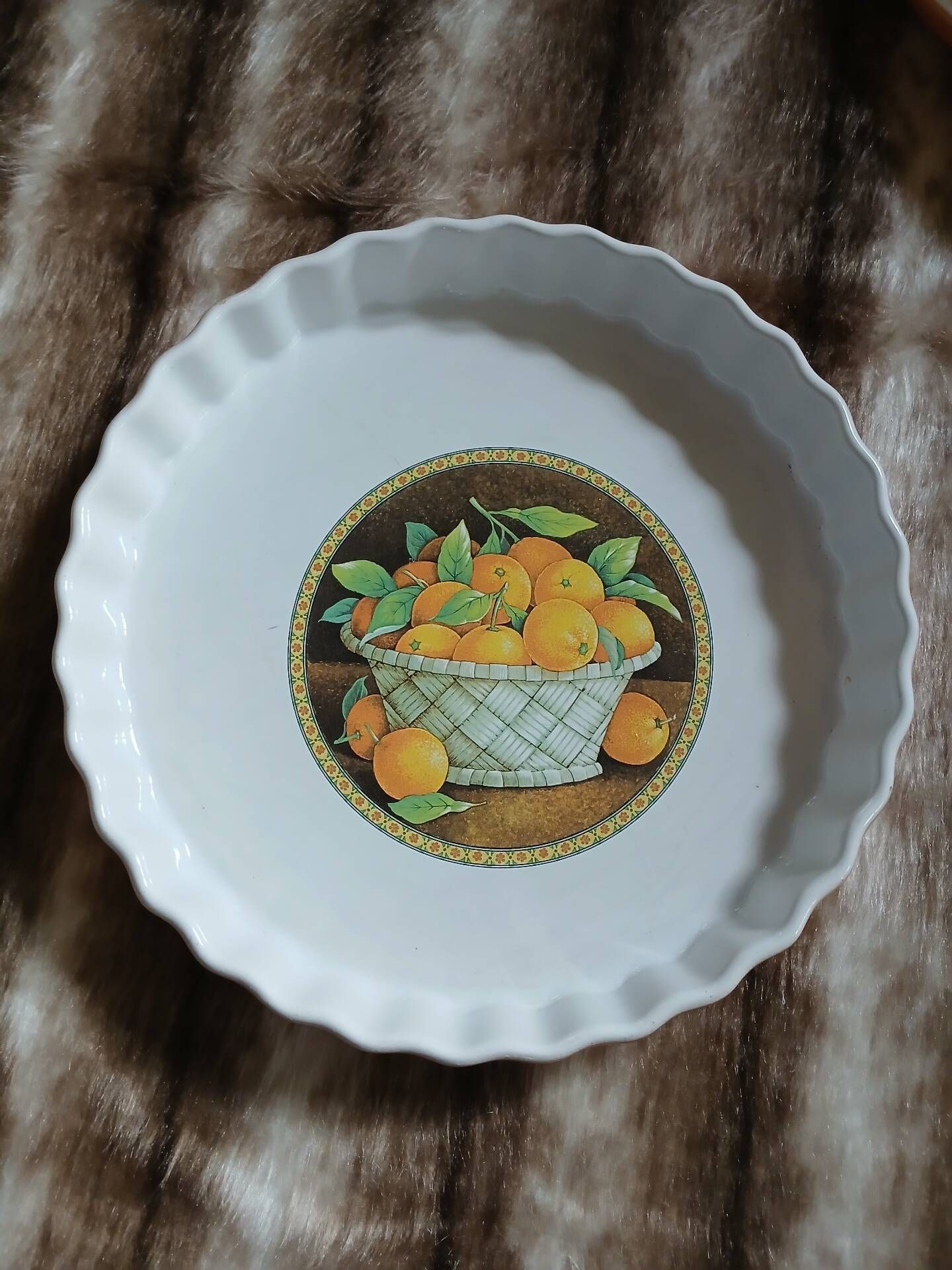 Vintage pie dish in majolica
