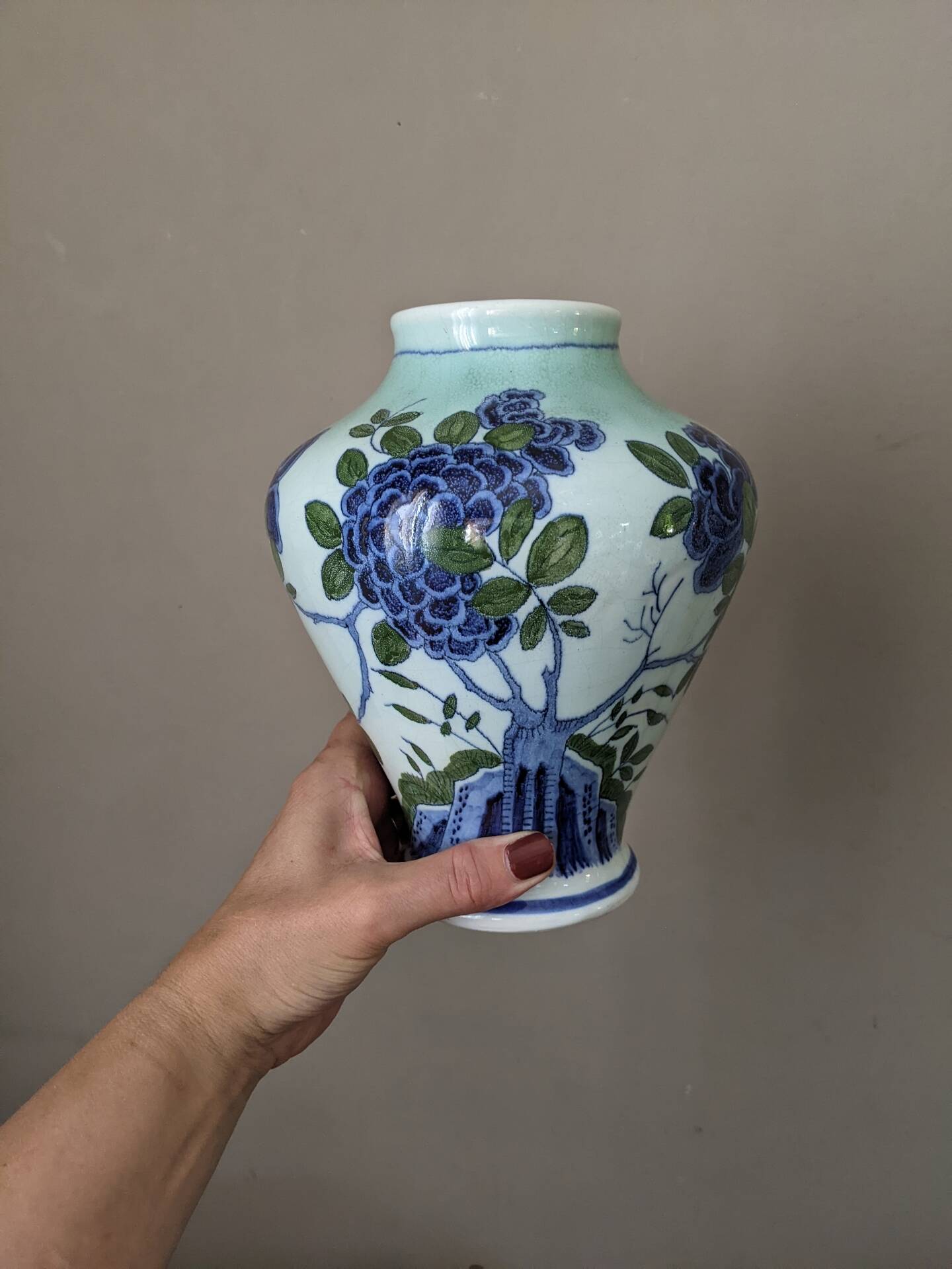 Porcelain vase, Asian art, hand-painted floral decoration.