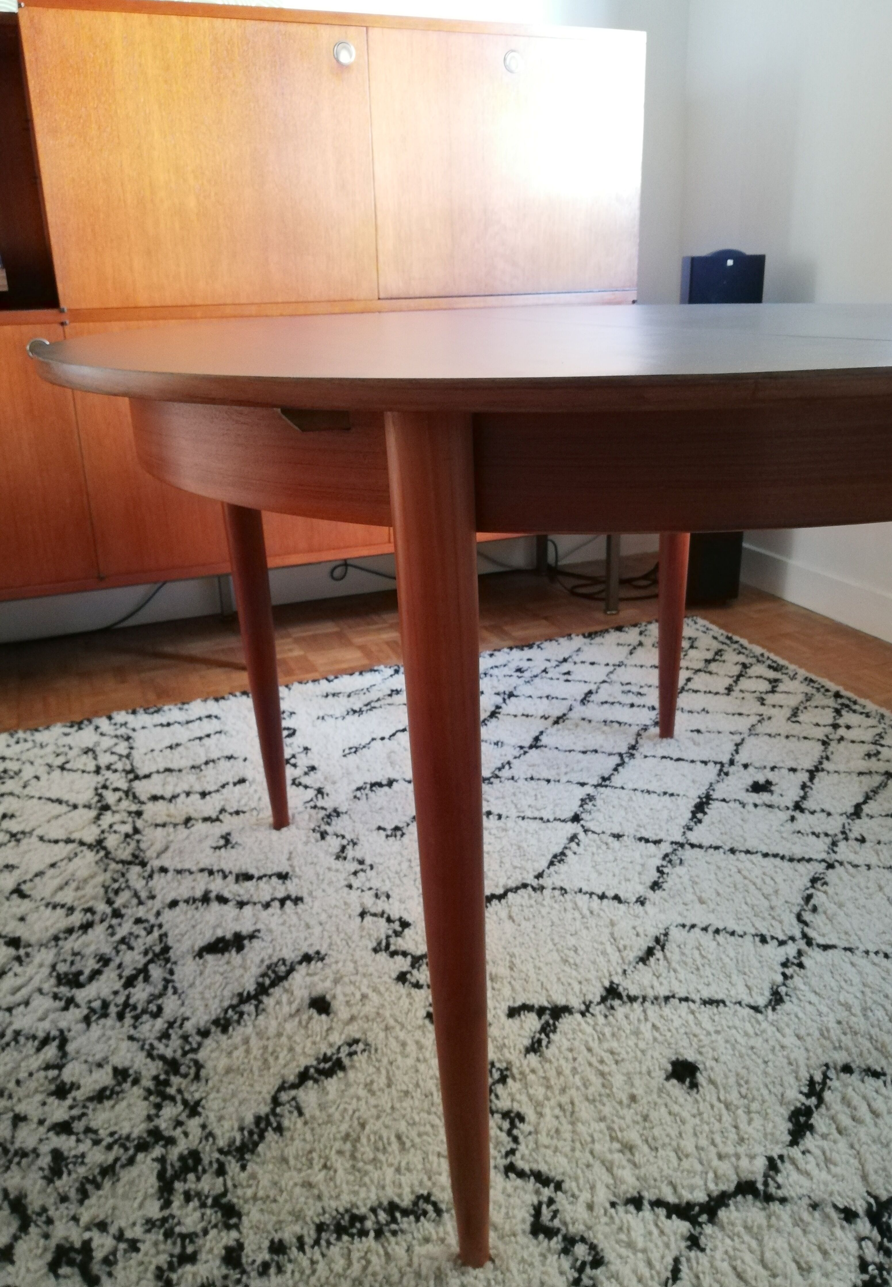 Expandable teak round table