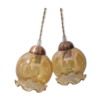 2 iridescent amber luminaires in suspensions
