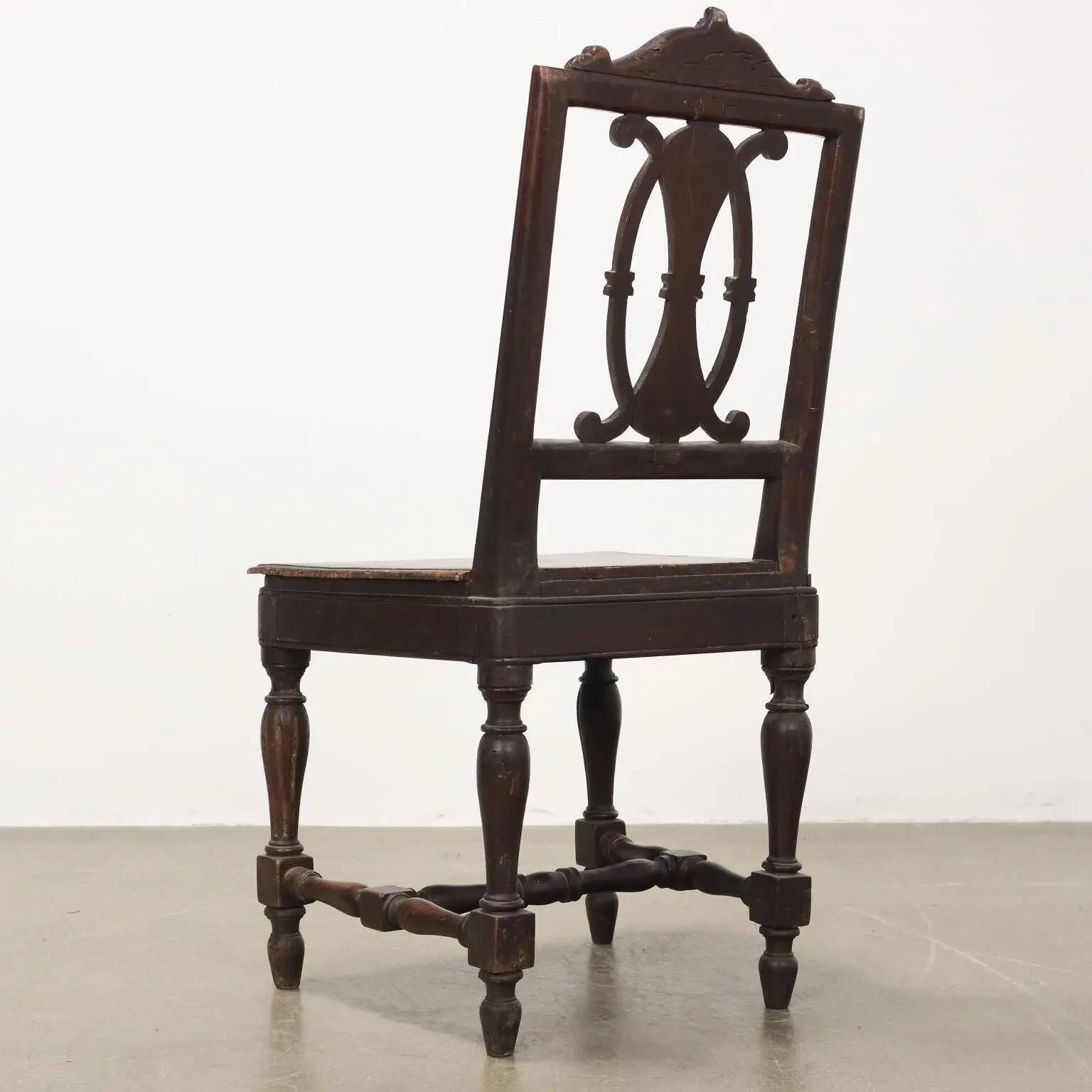 Antique neoclassical chairs in carved walnut, Italy, 18th century