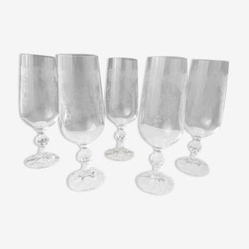 Set de 5 flutes à champagne en cristallin  décor gravé et jambe à bouton