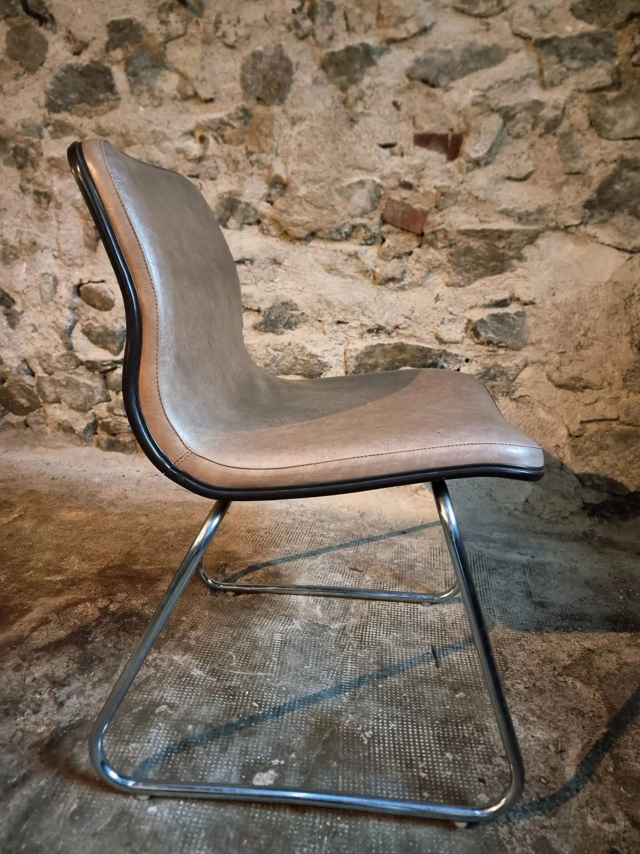 Ensemble de quatre chaises vintage françaises à piètement luge en vinyle beige-taupe, 1976