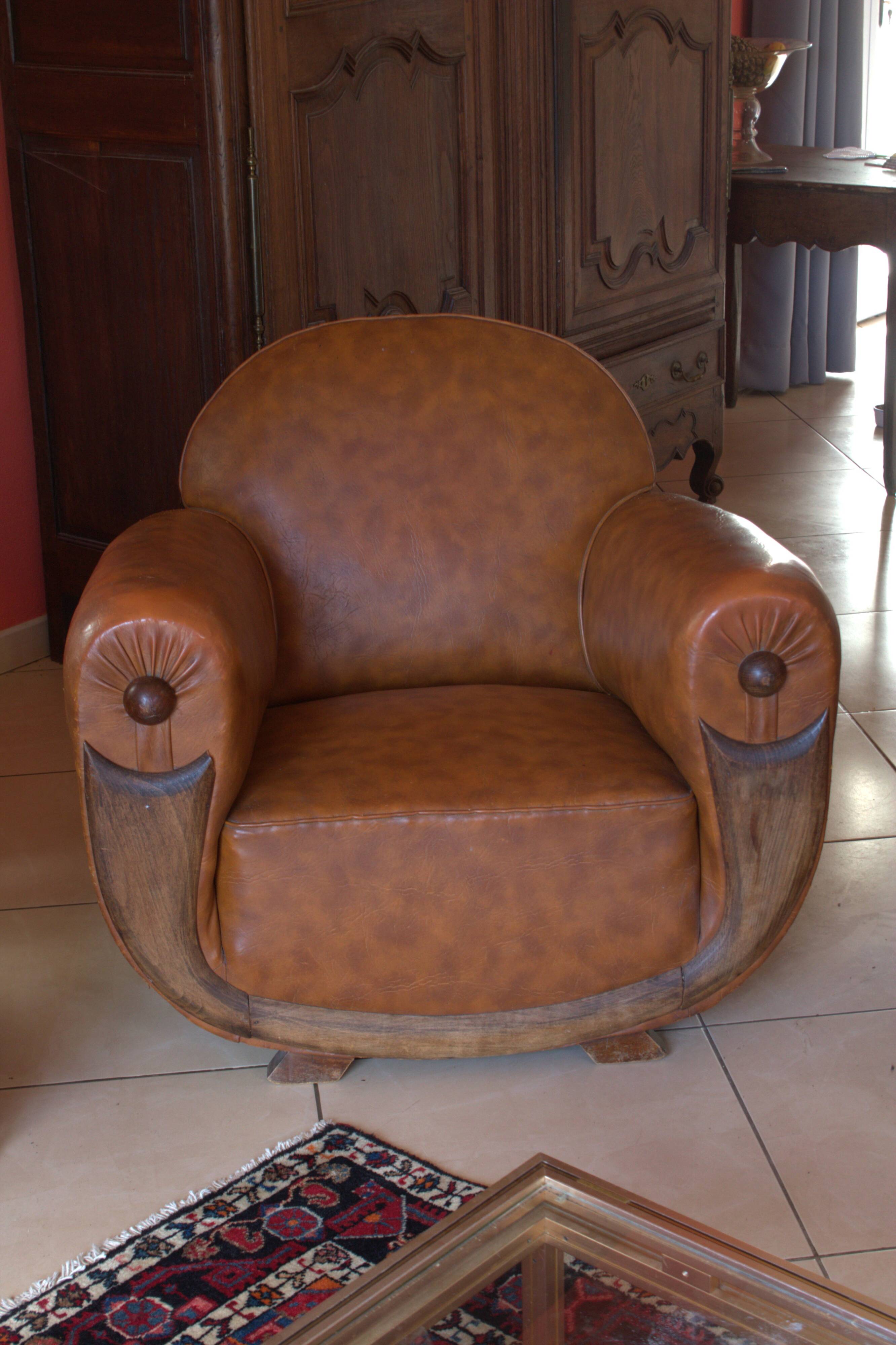 Leather club chair in good condition