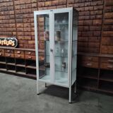 Armoire médicale vintage ManuBelge | Vitrine industrielle en verre