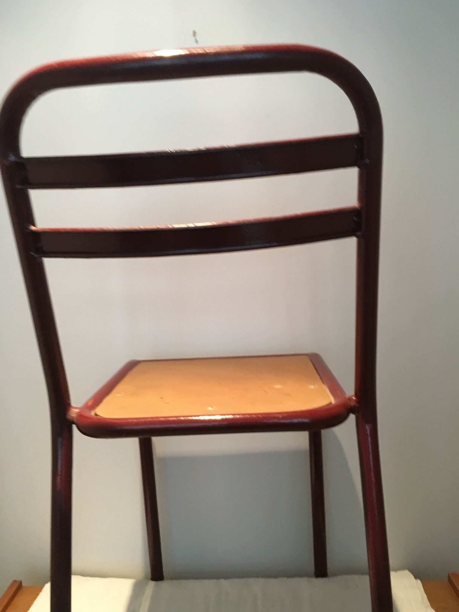 Chaise en bois et métal bordeaux