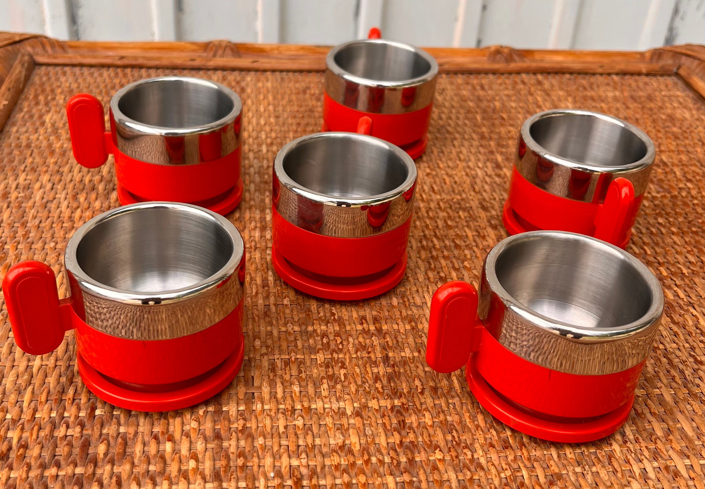 6 red cups and saucers from the Italian brand 'Morinos'.
