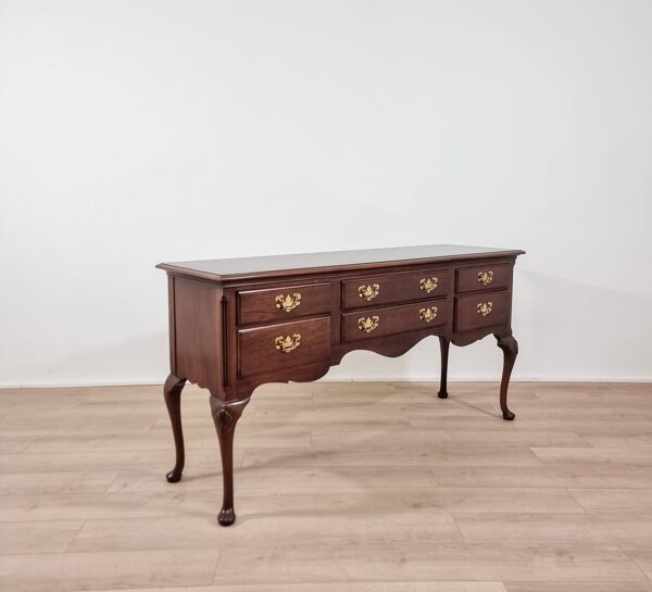 Buffet colonial fabriqué aux États-Unis des années 1970