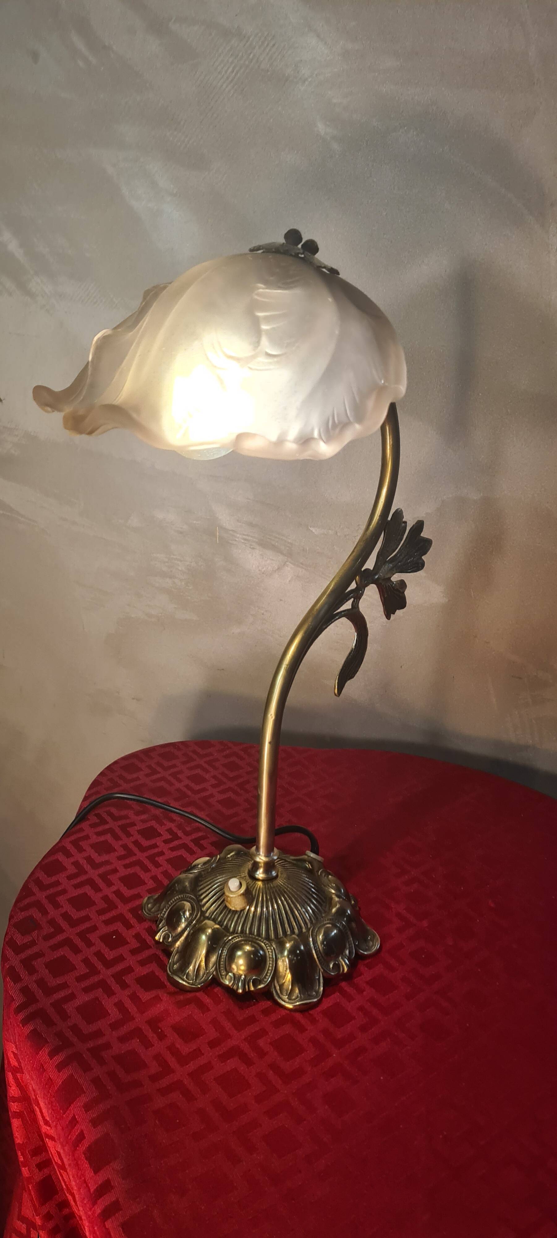 Art Nouveau bronze petal lamp with molded glass, 28 x 34 cm. Electricity OK